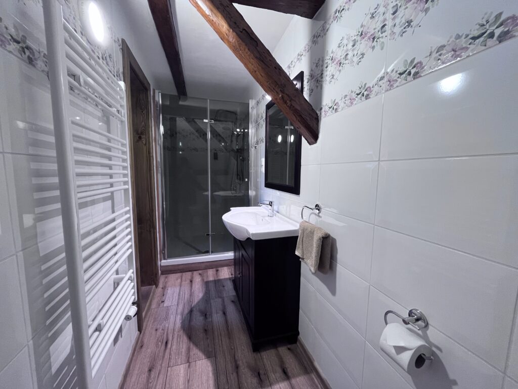 Pokoj č.6_mezonet_koupelna