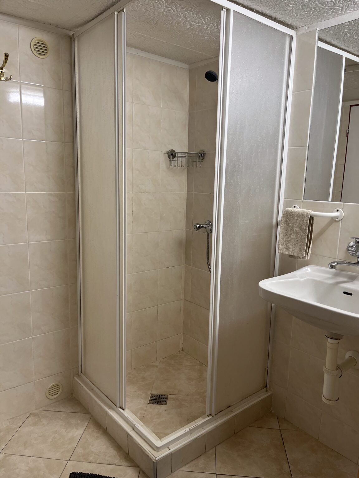 Roubenka Muštelka-Rokytnice nad Jizerou-koupelna se sprchovým koutem