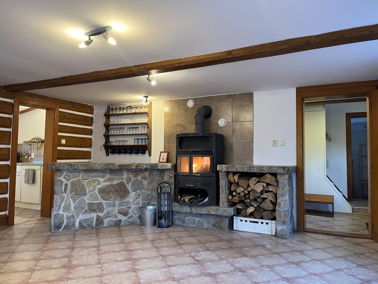 Roubenka Muštelka-Rokytnice nad Jizerou-obývací pokoj s krbem