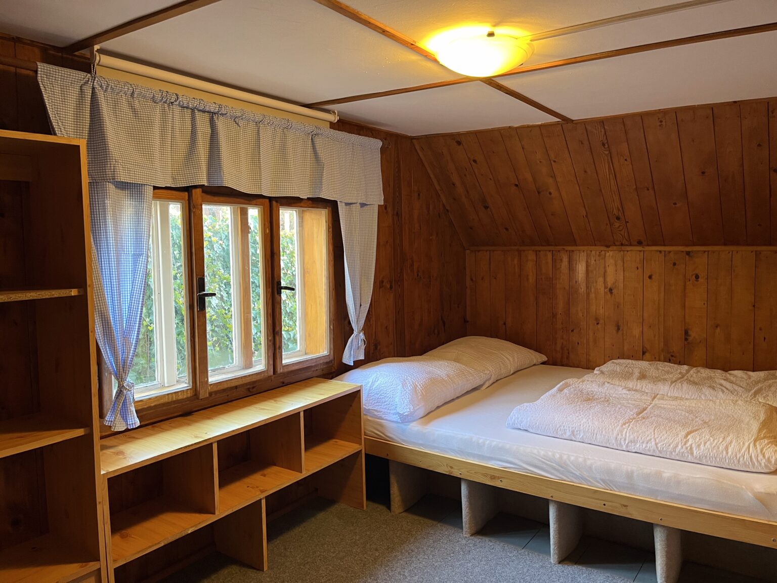 Roubenka Muštelka-Rokytnice nad Jizerou-třílůžková ložnice